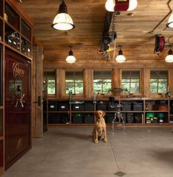 Garasi dengan aksen papan kayu dan pencahayaan vintage